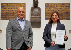 Preisträgerin mit Mentor und Institutsstifter. Dr. Karla Rubio (r.) erhält den diesjährigen Forschungspreis der Deutschen Gesellschaft für Pneumologie und Beatmungsmedizin. Daneben ihr Mentor Dr. Guillermo Barreto. Im Hintergrund die Büste des Institutsstiftern William G. Kerckhoff.