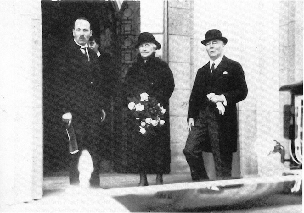 Louise Kerckhoff (Mitte) und Franz Grödel (links) am Tag der Einweihung