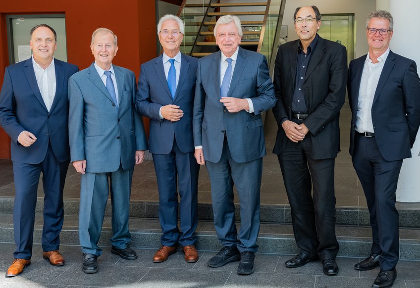 Repräsentieren Institut und Stiftung: Bürgermeister Klaus Kreß (stellv. Kuratoriumsvorsitzender), Kanzleramtsminister a.D. Friedrich Bohl (bisheriger Kuratoriumsvorsitzender), Volker Remmele (Vorstandsvorsitzender Kerckhoff-Stiftung), Ministerpräsident a.D. Volker Bouffier (neugewählter Kuratoriumsvorsitzender), Prof. Dr. Stefan Offermanns (Geschäftsführender Direktor des Max-Planck-Instituts) sowie Dr. Matthias Heil (Verwaltungsleiter am Max-Planck-Institut) (v.l.n.r). Repräsentieren Institut und Stiftung: Bürgermeister Klaus Kreß (stellv. Kuratoriumsvorsitzender), Kanzleramtsminister a.D. Friedrich Bohl (bisheriger Kuratoriumsvorsitzender), Volker Remmele (Vorstandsvorsitzender Kerckhoff-Stiftung), Ministerpräsident a.D. Volker Bouffier (neugewählter Kuratoriumsvorsitzender), Prof. Dr. Stefan Offermanns (Geschäftsführender Direktor des Max-Planck-Instituts) sowie Dr. Matthias Heil (Verwaltungsleiter am Max-Planck-Institut) (v.l.n.r).