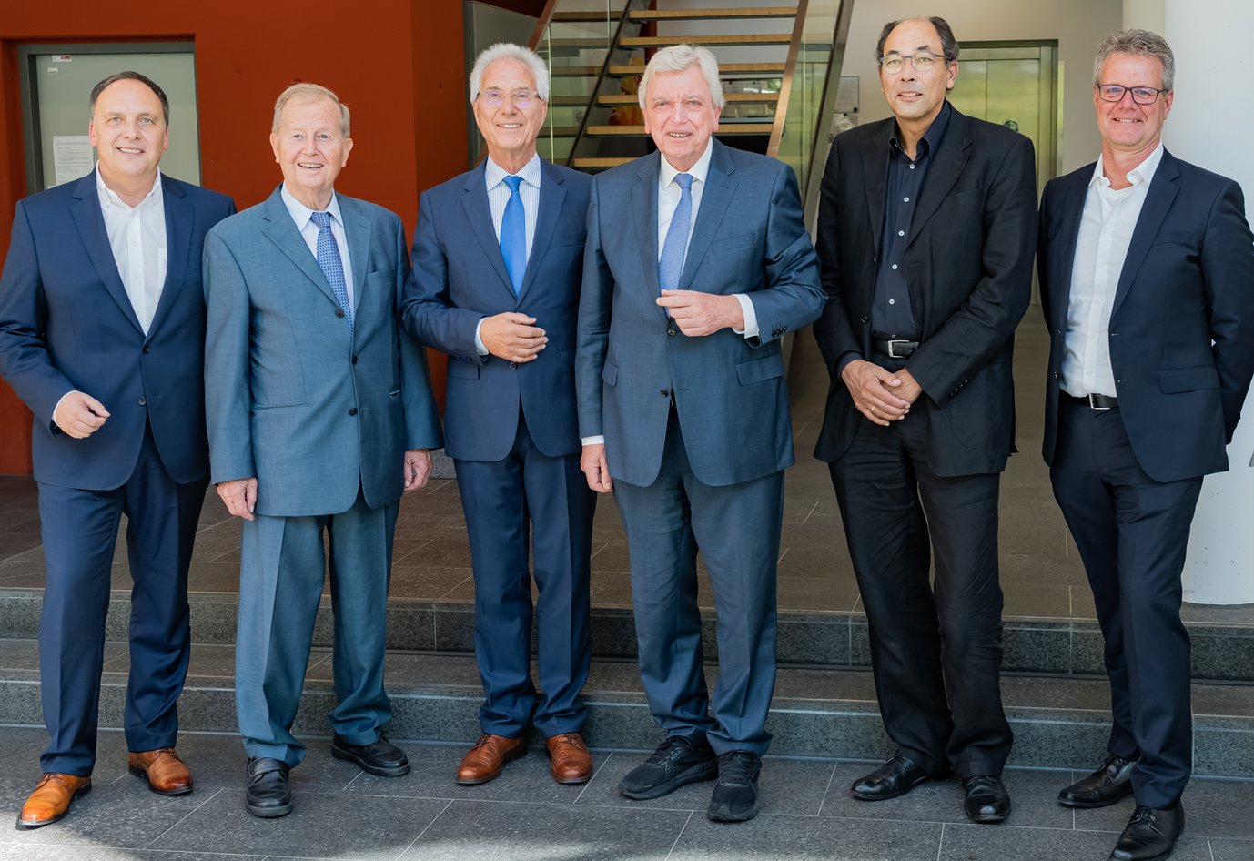 Repräsentieren Institut und Stiftung: Bürgermeister Klaus Kreß (stellv. Kuratoriumsvorsitzender), Kanzleramtsminister a.D. Friedrich Bohl (bisheriger Kuratoriumsvorsitzender), Volker Remmele (Vorstandsvorsitzender Kerckhoff-Stiftung), Ministerpräsident a.D. Volker Bouffier (neugewählter Kuratoriumsvorsitzender), Prof. Dr. Stefan Offermanns (Geschäftsführender Direktor des Max-Planck-Instituts) sowie Dr. Matthias Heil (Verwaltungsleiter am Max-Planck-Institut) (v.l.n.r).