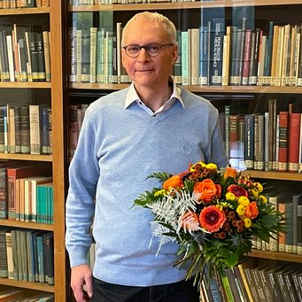 Nach 40 Jahren am Bad Nauheimer Max-Planck-Institut in den wohlverdienten Ruhestand verabschiedet: Helmut Kreuzer Nach 40 Jahren am Bad Nauheimer Max-Planck-Institut in den wohlverdienten Ruhestand verabschiedet: Helmut Kreuzer