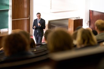 Der designierte Präsident der Max-Planck-Gesellschaft, Professor Patrick Cramer, spricht während einer Institutsversammlung zu den Mitarbeitern des Instituts. Der designierte Präsident der Max-Planck-Gesellschaft, Professor Patrick Cramer, spricht während einer Institutsversammlung zu den Mitarbeitern des Instituts.