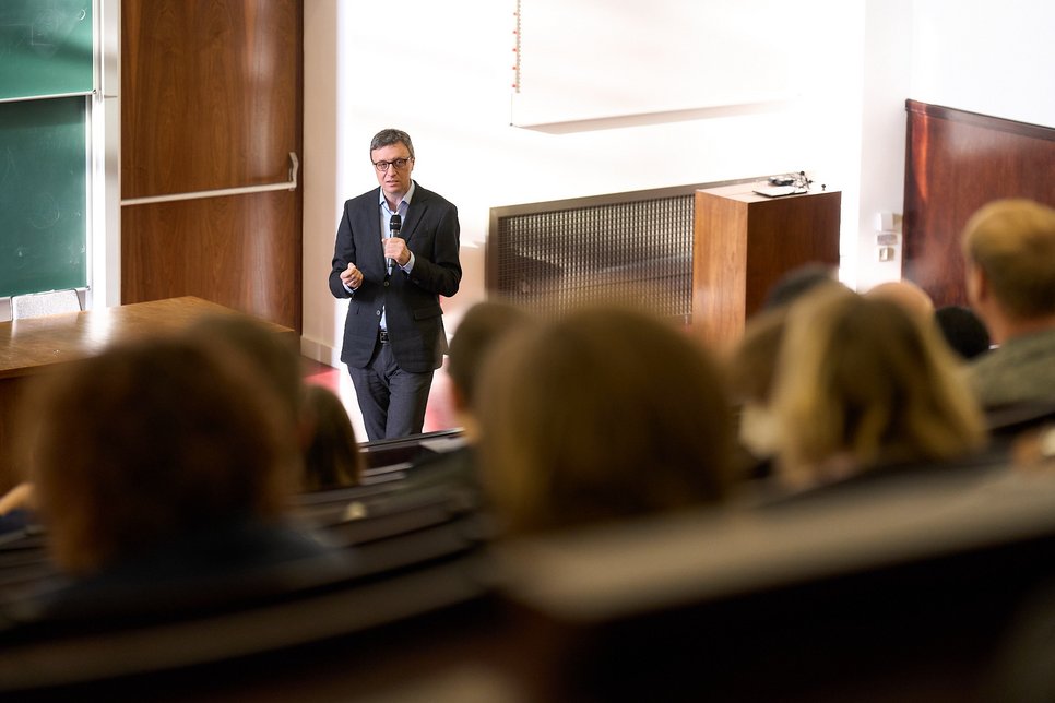 Der designierte Präsident der Max-Planck-Gesellschaft, Professor Patrick Cramer, spricht während einer Institutsversammlung zu den Mitarbeitern des Instituts.
