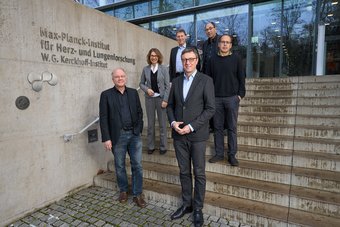 Professor Patrick Cramer (vorne) und Dr. Simone Schwanitz zusammen mit den Direktoren des MPI für Herz- und Lungenforschung Professor Patrick Cramer (vorne) und Dr. Simone Schwanitz zusammen mit den Direktoren des MPI für Herz- und Lungenforschung