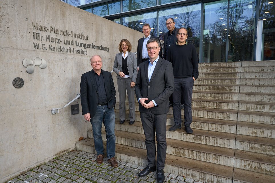 Professor Patrick Cramer (vorne) und Dr. Simone Schwanitz zusammen mit den Direktoren des MPI für Herz- und Lungenforschung