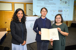 Vizepräsidentin Dr. Asifa Akhtar, Dr. Fan Wu und ihre Betreuerin Dr. Xuejun Yuan bei der Urkundenübergabe an der diesjährigen Jahresversammlung der Max-Planck-Gesellschaft