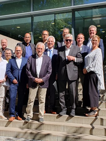 Das Kuratorium des MPI für Herz- und Lungenforschung und der W.G. Kerckhoff-Stiftung tagte mit den Institutsdirektoren und Vertretern der Max-Planck-Gesellschaft unter der Leitung von Ministerpräsident a.D. Volker Bouffier (4.v.r.). Das Kuratorium des MPI für Herz- und Lungenforschung und der W.G. Kerckhoff-Stiftung tagte mit den Institutsdirektoren und Vertretern der Max-Planck-Gesellschaft unter der Leitung von Ministerpräsident a.D. Volker Bouffier (4.v.r.).