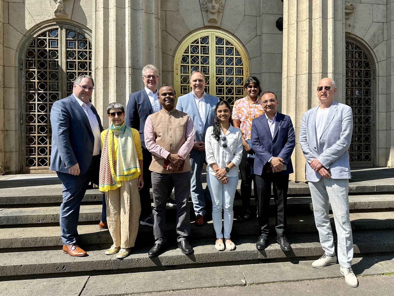 Eine Delegation des indischen Generalkonsulats in Frankfurt wurde am MPI herzlich empfangen.v.l.n.r.: Harald Hock (Leiter des Stadtmarketings Bad Nauheim), Jagjeet Anders (Indische Kulturvermittlerin),  Dr. Matthias Heil (Verwaltungsleiter MPI), Shri B. S. Mubarak (Generalkonsul der Republik Indien), Bürgermeister Klaus Kress, Savita Pradeepkumar Gupta (Doktorandin am MPI), Dr. Mridula Balakrishnan (Wissenschaftlerin am MPI), Shri Vibha Kant Sharma (Konsul des indischen Generalkonsulats), Herbert Lang (Vorstandsmitglied der Deutsch-Indischen Gesellschaft e.V.).Foto (Schüerhoff) 