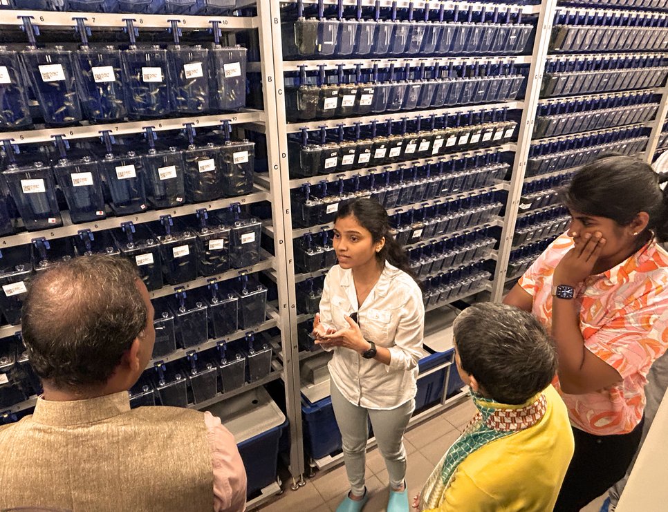 Die Wissenschaftlerinnen Savita Pradeepkumar Gupta und Mridula Balakrishnan präsentierten die Aquarienanlage der Zebrafische und erläutern ihre wissenschaftlichen Projekte.Foto (Heil) 