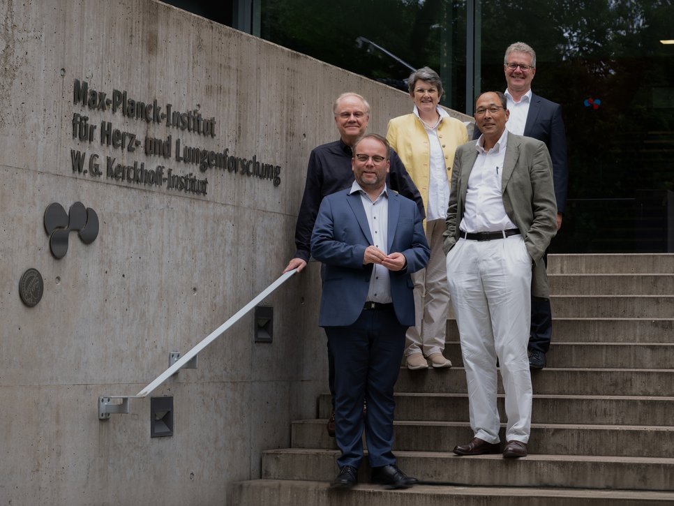 Staatsminister Timon Gremmels (vorne links) zu Besuch am MPI für Herz- und Lungenforschung in Bad Nauheim: Prof. Dr. Thomas Braun (Direktor am MPI), Ulrike Mattig (Wissenschaftsministerium), Prof. Dr. Stefan Offermanns (Direktor) und Verwaltungsleiter Dr. Matthias Heil (v.ln.r.)