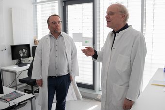 Close to research: Thomas Braun (right) explains analytical procedures to Minister of State Gremmels on the magnetic resonance tomograph. Close to research: Thomas Braun (right) explains analytical procedures to Minister of State Gremmels on the magnetic resonance tomograph.
