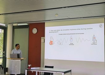 Dr. Pieterjan Dierickx, Forschungsgruppenleiter am MPI referiert über die Auswirkungen der Inneren Uhr auf die Entstehung von Herz-Kreislauf-Erkrankungen. Foto: MPI Dr. Pieterjan Dierickx, Forschungsgruppenleiter am MPI referiert über die Auswirkungen der Inneren Uhr auf die Entstehung von Herz-Kreislauf-Erkrankungen. Foto: MPI