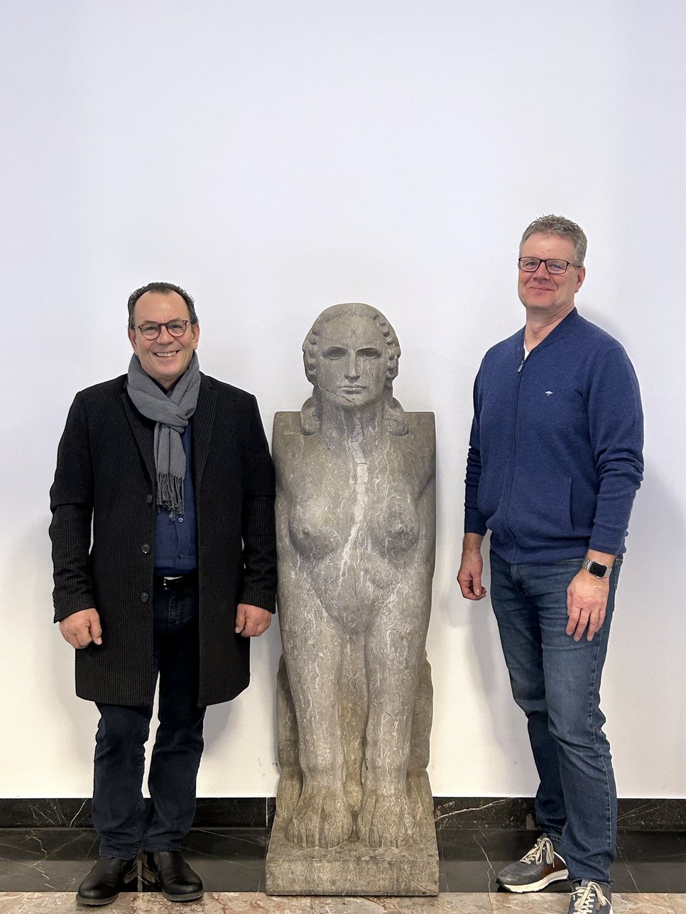 Zurück im Institut: Pasquale Albergamo und Matthias Heil mit der Sphinx in ihrer Mitte.