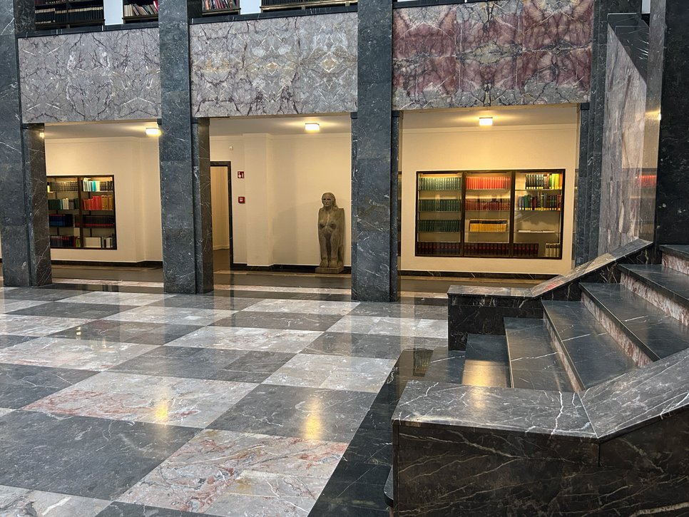 Echte Bereicherung: Eine der beiden Sphinxen ist zurück in der Ehrenhalle des Kerckhoff-Instituts.