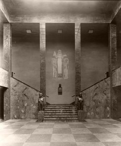 Die Ehrenhalle im Original mit den beiden Sphinxen (Gebäudeeinweihung 1931)