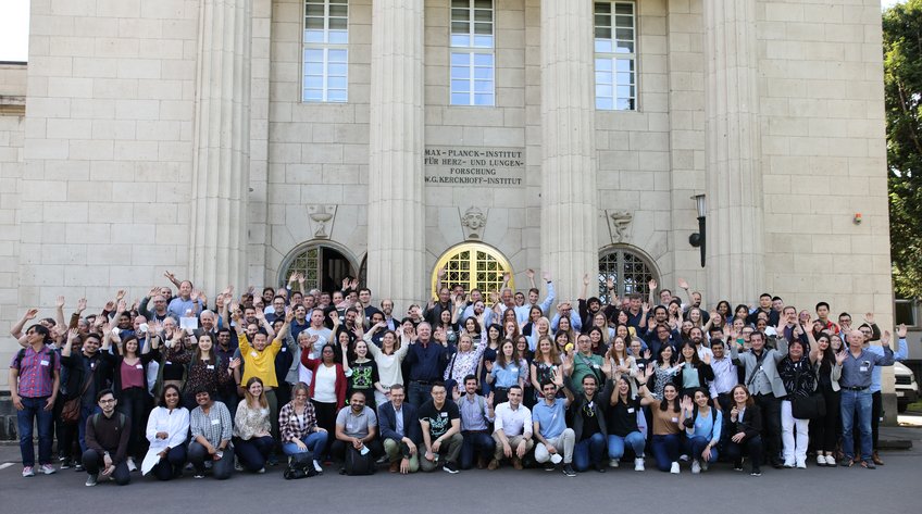 More than 200 scientists from various disciplines and clinics work together at the CPI. The picture shows the 200 CPI scientists in front of the Max Plack Institute for Heart and Lung Research