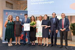 Preisverleihung, auf der Bühne stehen mehrere Menschen