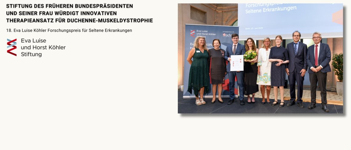 Preisverleihung, auf der Bühne stehen mehrere Menschen