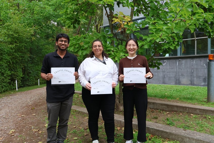 Manish Dwari, Margo Favier und Jeong Hyeon Kwon (v. l. n. r.) mit ihren Urkunden für die Posterpreise. Die damit verbundenen „Travel Grants“ können die Wissenschaftler für Reisen zu nationalen und internationalen wissenschaftlichen Veranstaltungen nutzen. Die 3 Wissenschaftler mit Ihren Preisen
