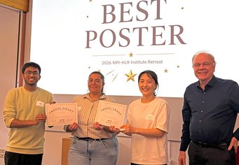 Zwei Urkunden für drei Preise: Weil die Manish Dwari, Margo Favier und Jeong Hyeon Kwon (v.l.n.r.) am Ende punktgleich landeten, prämierte Thomas Braun (rechts) als stellvertretender Vorstandsvorsitzender der Kerckhoff-Stiftung kurzerhand alle drei jungen Wissenschaftler statt -wie ursprünglich geplant- nur zwei Preise zu vergeben. Urkundenverleihung am Retreat