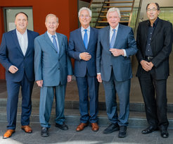 Repräsentieren Institut und Stiftung: Bürgermeister Klaus Kreß (stellv.Kuratoriumsvorsitzender), Kanzleramtsminister a.D. Friedrich Bohl (bisherigerKuratoriumsvorsitzender), Volker Remmele (Vorstandsvorsitzender Kerckhoff-Stiftung),Ministerpräsident a.D. Volker Bouffier (neugewählter Kuratoriumsvorsitzender), Prof. Dr.Stefan Offermanns (Geschäftsführender Direktor des Max-Planck-Instituts) (v.l.n.r)