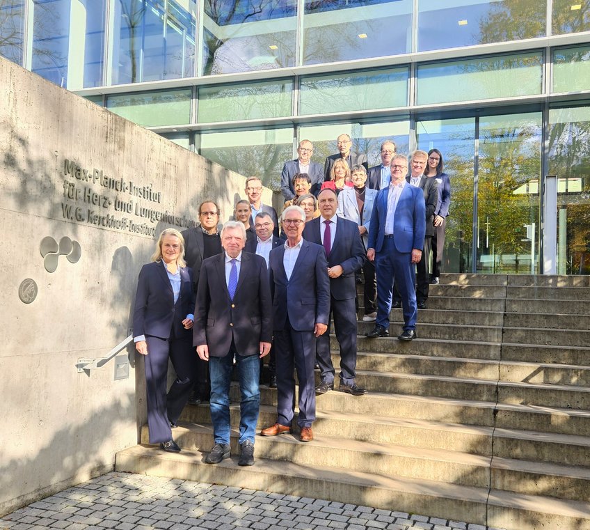 Repräsentieren Institut und Stiftung (v.l.n.r, vorne nach hinten): Annette Wetekamp, Volker Bouffier, Prof. Dr. D. Stainier, Prof. Dr. Matthias Willems, Volker Remmele, Katrin Lehnheiser, Klaus Kress, Prof. Dr. Ralf Kuhlen, Prof. Dr. Katharina Lorenz, Lucia Puttrich, Dr. Matthias Heil, Dr. Ulrike Mattig, Dr. Claudia Walther, Dr. Lutz Ehnert, Prof. Dr. Enrico Schleiff, Prof. Dr. Offermanns, Maximilian Prugger, Dr. Verona Vandieken Gruppenbild