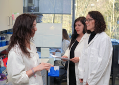Wissenstransfer. Die Doktorandinnen Ina Klockner und Melissa Valussi im Gespräch mit Staatsministerin Angela Dorn (v.l.n.r.).