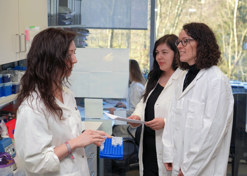 Wissenstransfer. Die Doktorandinnen Ina Klockner und Melissa Valussi im Gespräch mit Staatsministerin Angela Dorn (v.l.n.r.).